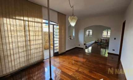 Casa a venda na Rua Chile, 237 m² de área privativa, 3 quartos sendo 1 suíte no Centro em Londrin