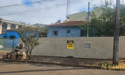 Casa de esquina a venda, com 322 metros, a poucos metros do Zerão, Londrina/Pr.