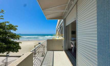 Apartamento pé na areia com sacada na Praia das Pitangueiras à venda, Guarujá-SP.