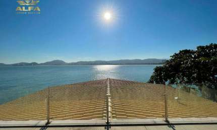 Casa na praia, condomínio fechado, frente mar, 3 suítes, lazer, Península, Guarujá.