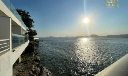 Casa reformada e decorada de frente para o mar  com 3 suítes - Península, Guarujá.