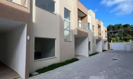 Duplex em Ipitanga: seu refúgio particular a 200 metros da praia.