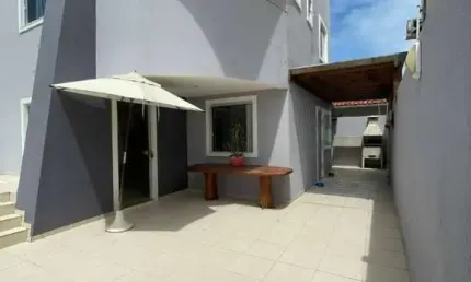 Casa mobiliada, excelente oportunidade para quem busca conforto e praticidade em uma localização privilegiada.