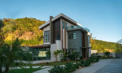 Luxuosa casa à venda em Itajaí-SC, bairro Ressacada: 3 quartos, 3 suítes, 3 salas, 4 banheiros, 4 vagas de garagem, 360m² de área.