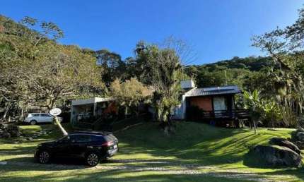Chácara Recanto da Pedra: Sitio luxuoso com 3 quartos, 3 suítes e 130.000m² em Balneário Camboriú-SC. Imperdível!