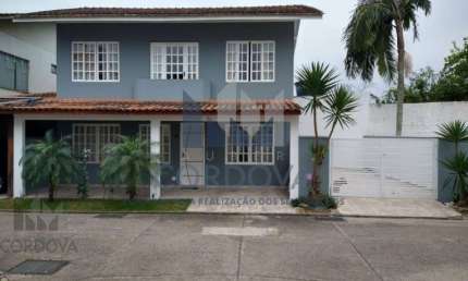 Casa em Condomínio à Venda no Centro de Balneário Camboriú-SC: 3 Quartos, 1 Suíte, 2 Salas, 2 Banheiros, 3 Vagas, 120m².