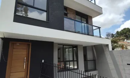 SOBRADO QUADRIPLEX DE FRENTE PARA RUA NO BAIRRO BOM RETIRO