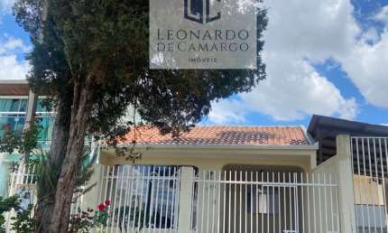 CASA TÉRREA DE FRENTE PARA A RUA NO BAIRRO ALTO  3 QUARTOS 2 VAGAS