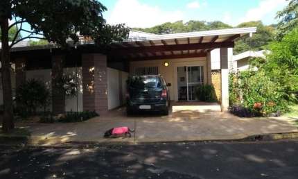 Luxuosa casa em condomínio à venda em Ribeirão Preto-SP, no bairro Ribeirânia. Condomínio Parque das Figueiras. 4 quartos, 4 suítes, 3 salas, 6 banheiros, 2 vagas de garagem. 320,00 m² de área. Imperd