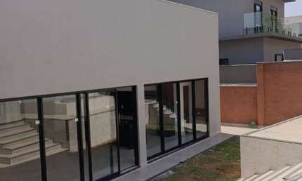 Casa de luxo em condomínio à venda em Bonfim Paulista-SP: 4 quartos, 4 suítes, 2 salas e 260m² de área.