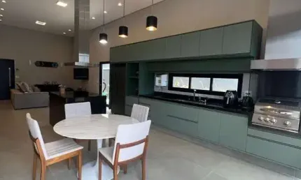 Luxuosa Casa em Condomínio à Venda em Ribeirão Preto-SP no bairro Quintas de São José: 3 quartos, 3 suítes, 1 sala, 4 banheiros, 4 vagas de garagem, 157m².