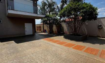Imperdível! Casa à venda em Cravinhos-SP, 3 quartos, 1 suíte, 2 salas, 3 banheiros, 4 vagas de garagem, 170m². Aproveite!