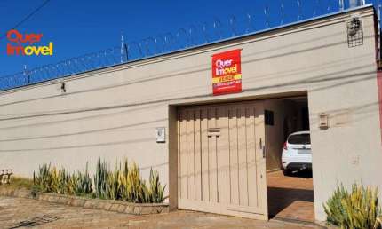 Imperdível oportunidade! Casa à venda em Ribeirão Preto-SP, bairro Parque Residencial Lagoinha. 3 quartos, 1 suíte, 2 salas, 3 banheiros, 2 vagas de garagem, 420 m².