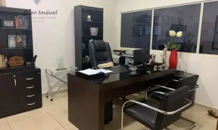 Casa à venda na Rua Chile, Jardim Irajá, Zona Sul de Ribeirão Preto-SP  3 quartos, 1 suíte, 3 salas, 3 banheiros, 4 vagas  240m²  Permuta  Quer Imóvel Negócios Imobiliários.