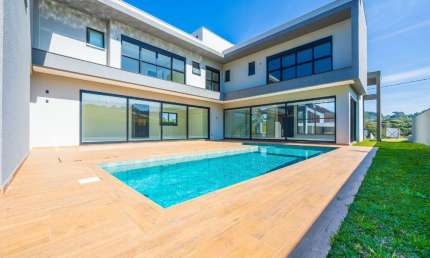 Casa 548m² privativo com piscina - Colegio Internacional