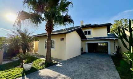 Casa com quintal - terreno 600m² - 5 qtos - 241m² priv
