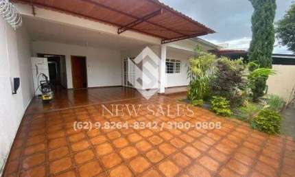 Casa Ampla à Venda no Setor dos Funcionários – Espaço de Sobra!