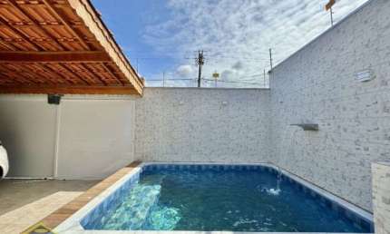 Linda Casa Térrea Isolada com Piscina e Churrasqueira à Carvão!!