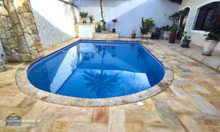 Casa Térrea Isolada com Piscina e Churrasqueira - 5 vagas de garagem!!