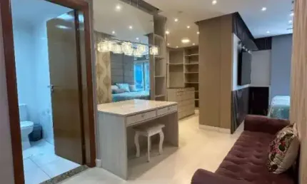 ESPIA SÓ ESSA BELEZA DE APARTAMENTO - PORTEIRA FECHADA - VISTA TOTAL - NA QUADRA DO MAR
