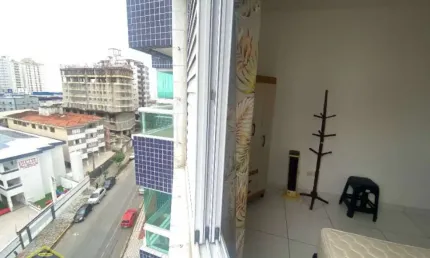 Apartamento com 2 dormitórios e prédio com lazer - frente rua com varanda!!