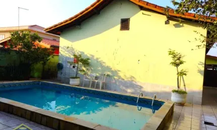 Linda casa térrea isolada com 3 dorms + 1 na edícula! 6 vagas de garagem!