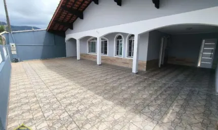 Linda casa térrea isolada com 3 dorms 6 vagas de garagem! financia!