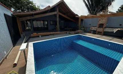 Linda Casa Térrea Isolada - 3 dorms 6 vagas - Piscina e Churrasqueira a Carvão!
