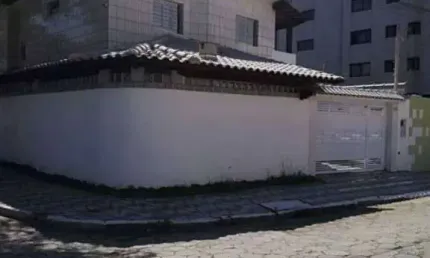 SOBRADO ISOLADO 4 DORMS, SACADA , DE ESQUINA , APENAS 450 METROS DA PRAIA R$550 MIL.