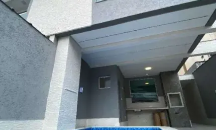 Sobrado Novo com 3 suítes 3 vagas de garagem! Lado Praia! Financia!