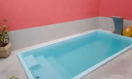 Casa 02 dorms c/ piscina e churrasqueira por 430 mil