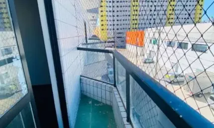 Linda Kit com Varanda Frente Rua em Excelente Localização! Financia!