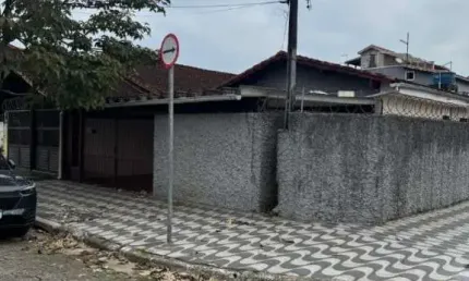 Casa isolada, 2  dorms + edícula com banheiro, quintal super espaçoso apenas r$445 mil.