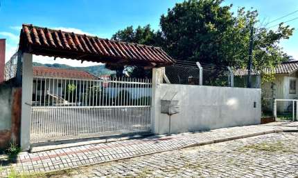 Casa com 01 dormitório em ótima localização no Bairro de Bombas - Bombinhas-SC