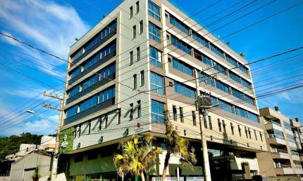 O Elegance Residence Apart Hotel é uma opção de hospedagem moderna e sofisticada localizada no bairro José Amândio, em Bombinhas, Santa Catarina. Situado a aproximadamente 350 metros da Praia de Bomba