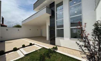 Casa Nova de Alto Padrão a 130m da Praia em Itanhaém. Aceita financiamento bancário!