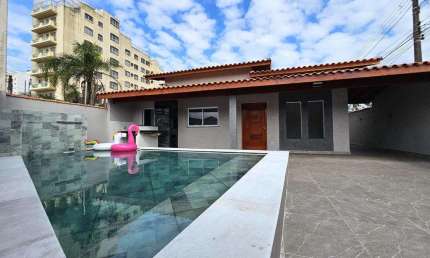 Casa à venda pé na areia em Mongaguá, Vila Atlântica, com 3 dorms sendo 2 suítes. Área gourmet com piscina!