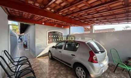 Casa à venda em Itanhaém, no bairro Nova Itanhaém, próximo à praia e o comércio local.