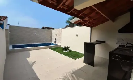 Casa com Piscina à Venda no Flórida Mirim em Mongaguá – 2 Quartos e Área Gourmet