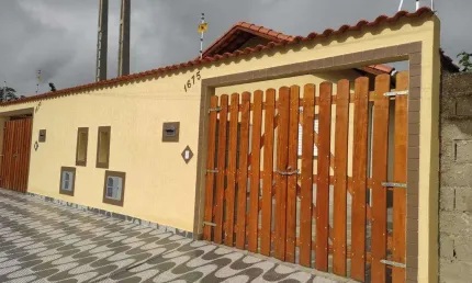 Casa à Venda em Nova Itanhaém com 2 Dormitórios, Suíte e Piscina — Pronta para Morar!