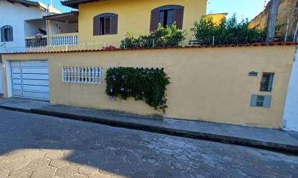 Sobrado Perfeito Perto da Praia do Suarão em Itanhaém – 2 Suítes e Garagem
