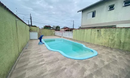 Casa à Venda a Poucos Passos da Praia – Condomínio Fechado com Piscina