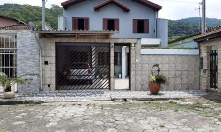 Casa em Mongaguá com 4 Dormitórios, Escritório e Quintal – Apenas 250m do Mar