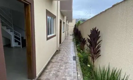 Sobrado em condomínio com 2 suítes e churrasqueira – mongaguá, a 300m da rodovia