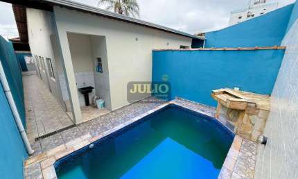 Casa Nova com Piscina à Venda em Mongaguá – 30m da Praia, 2 Dormitórios e Financiamento Bancário