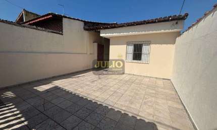 Casa à Venda em Mongaguá com Churrasqueira – 1 Dormitório, 2 Banheiros e 2 Vagas Próxima à Principal