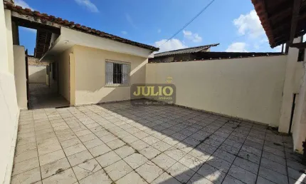 Casa à Venda em Mongaguá com Churrasqueira – 1 Dormitório, 2 Banheiros e 2 Vagas Próxima à Principal