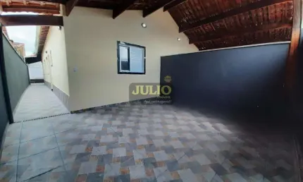 Casa à Venda em Agenor de Campos, Mongaguá – 2 Dormitórios, Suíte, Piscina e Churrasqueira