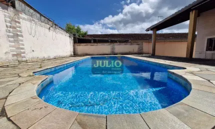 Casa à venda em mongaguá com piscina, varanda gourmet e 142,90m² de área construída