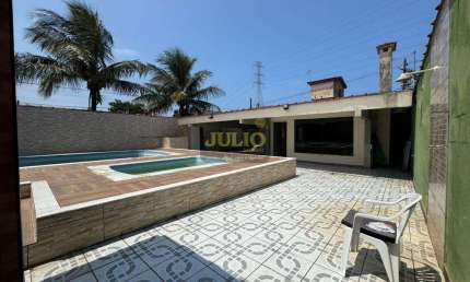 Casa à Venda em Mongaguá – 3 Dormitórios, 2 Piscinas, Churrasqueira e 350m² de Terreno Frente à Pista